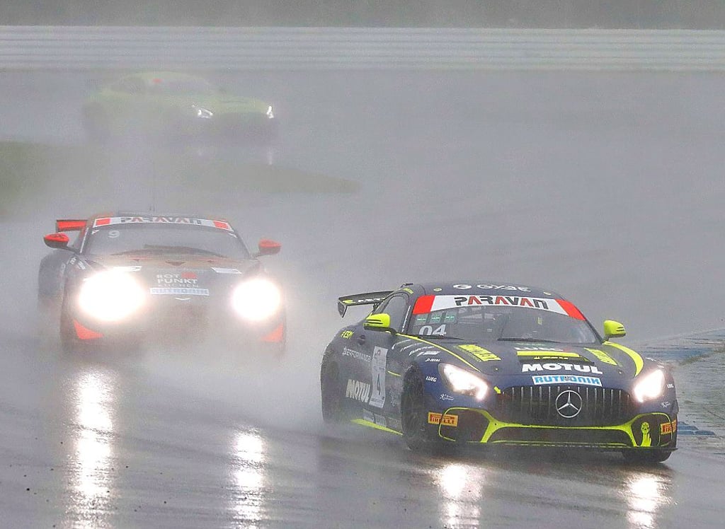 Letzte Fahrt durch den Regen: Für Dominique Schaak im Mercedes war das Rennen bereits nach der dritten Kurve beendet.