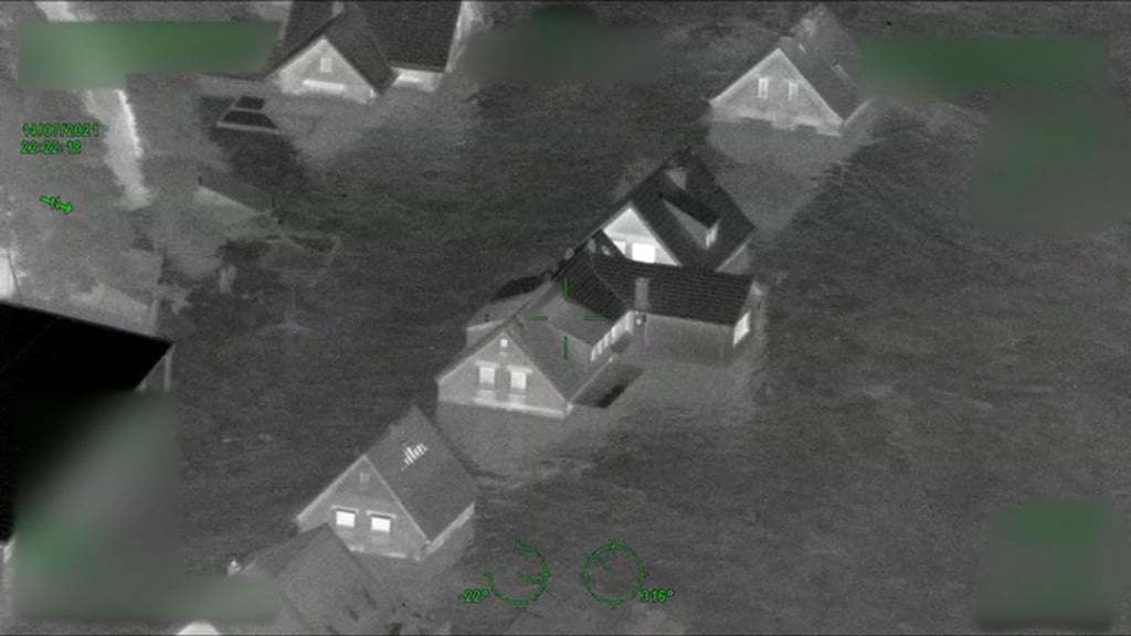 Das Standbild aus einem der Polizeivideos zeigt Häuser im Ahrtal, die bereits vom Wasser eingeschlossen sind.