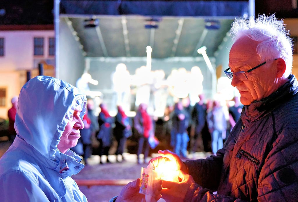 Mit dem Entzünden von Lichtern und dem Singen von Freiheitsliedern klang der „Tag der Deutschen Einheit“ in Köthen aus.