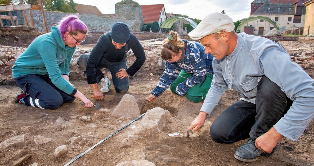 Suchten nach Antworten zur Klosterkirche: die Studenten Marion Großmann (v.l.), Tim Adam, Hannah Bock und Grabungsleiter Holger Grönwald.