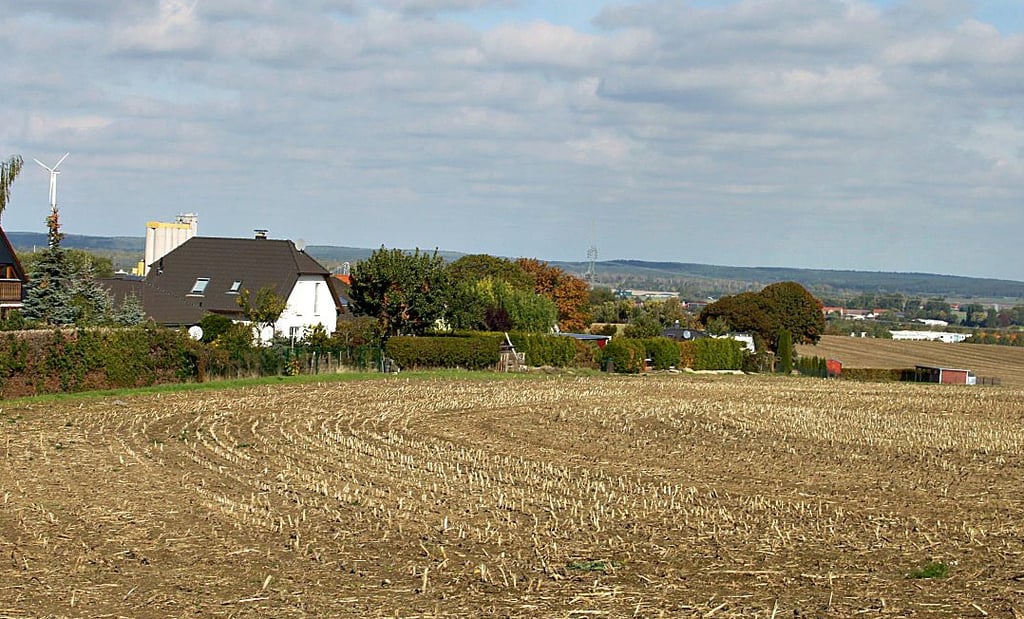 Auf einem Acker hinter dem Sportplatz in Gutenswegen sollen rund 15 Wohnhäuser gebaut werden.