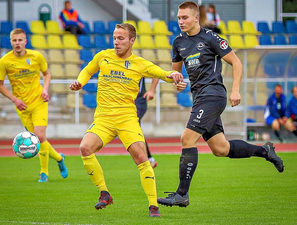 Max Stadler (links) kam gegen den SC Bernburg von der Bank und brachte den 2:0-Vorsprung seiner Mannschaft über die Zeit.