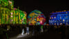 Zahlreiche Menschen stehen zum Auftakt des 17. Festival of Lights auf dem Bebelplatz.