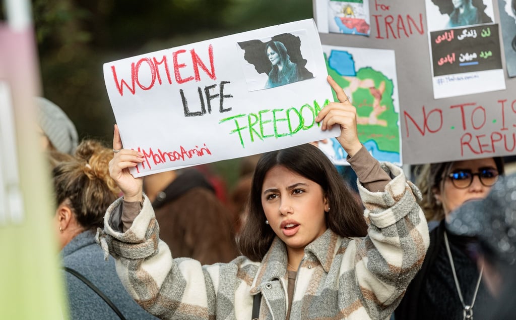 Eine Demonstrantin in Hamburg mit dem Schild „Women, Life, Freedom“, dem aktuellen internationalen Slogan gegen das Mullah-Regime im Iran.