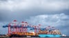Containerschiffe liegen am JadeWeserPort Wilhelmshaven.