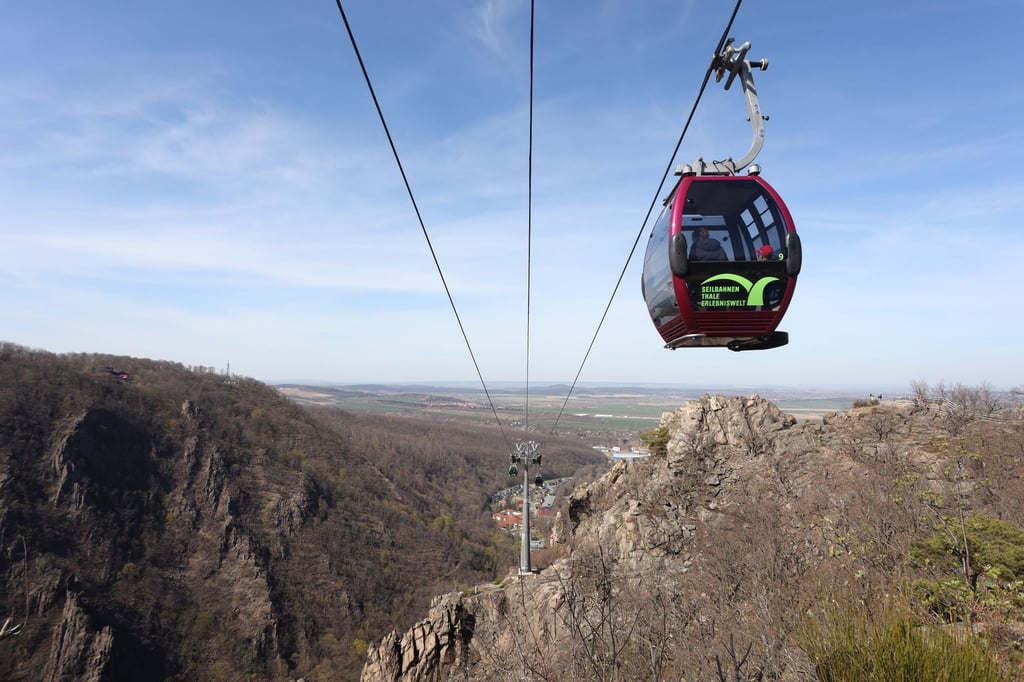 Eine Gondel der Kabinenseilbahn in Thale schwebt über dem Bodetal.