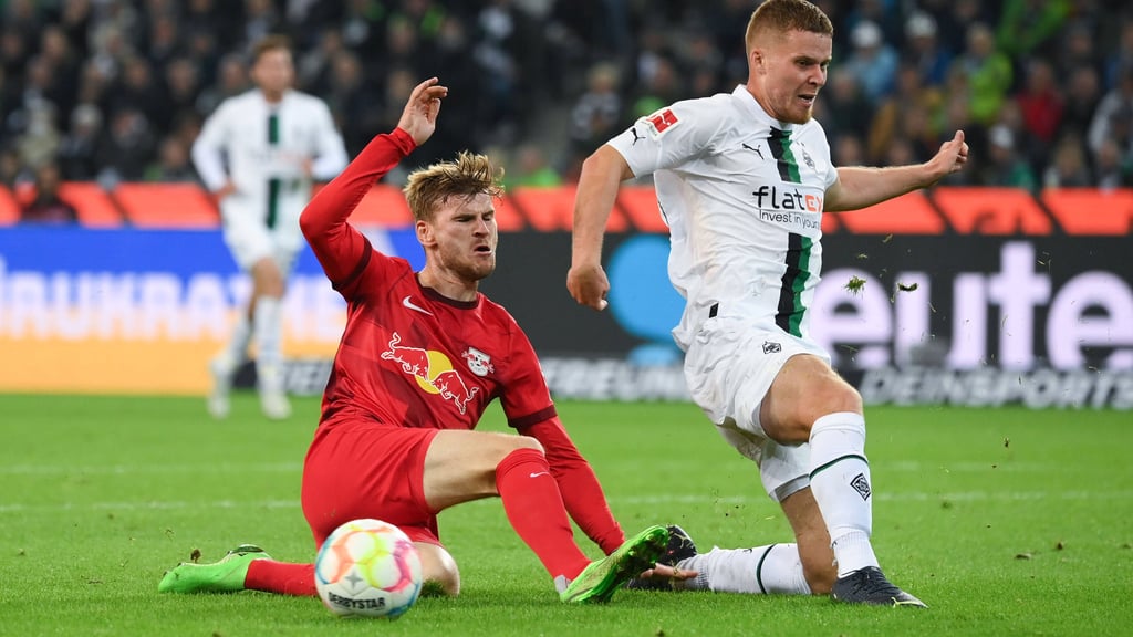 Timo Werner (l.) im Duell mit Nico Elvedi (Borussia Moenchengladbach).