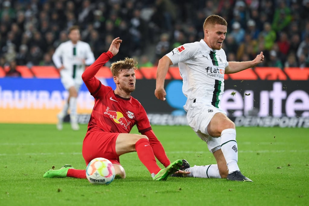 Timo Werner (l.) im Duell mit Nico Elvedi (Borussia Moenchengladbach).