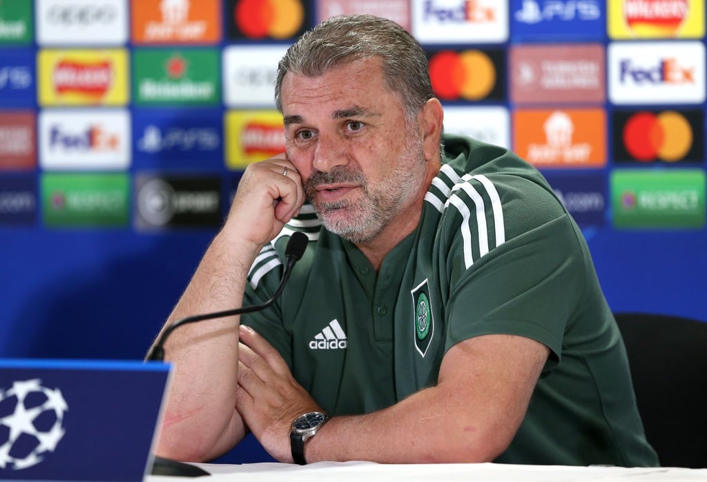 Angelos Postecoglou nimmt an einer Pressekonferenz teil.