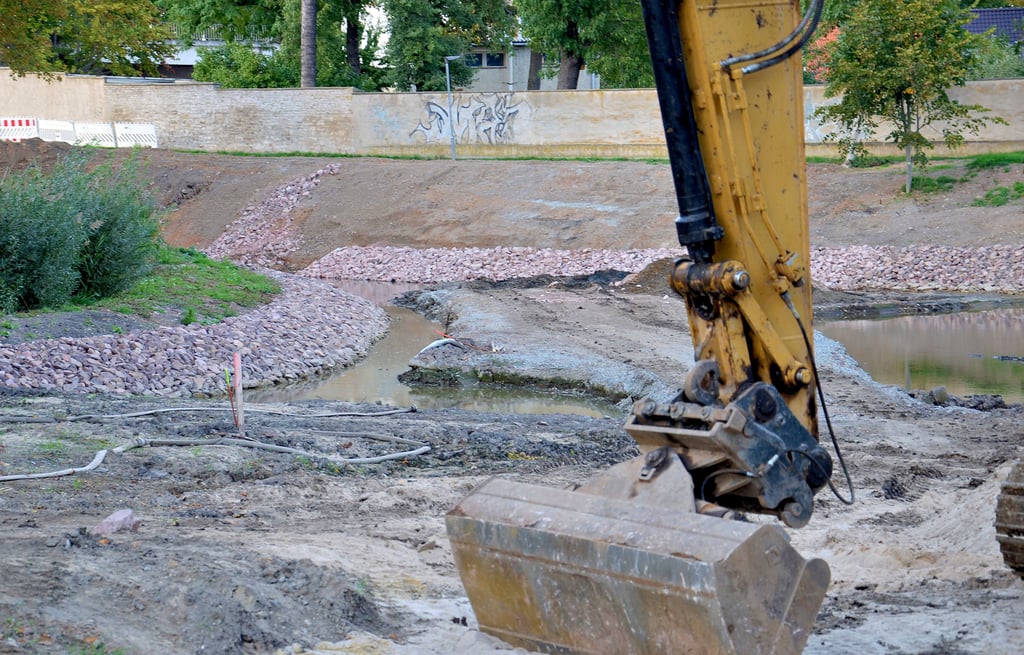 Noch in diesem Monat soll die Umgestaltung/Sanierung des Güstener Ratsteichs abgeschlossen werden, hieß es im jüngsten Bauausschuss der Stadt.
