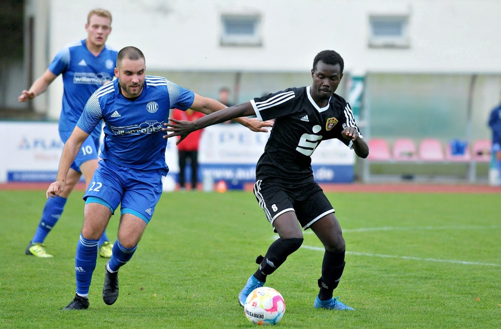 Duell im Mittelfeld: Chris Köhn (Osterburger FC, links) und Amadou Sall (1. FC Lok Stendal II).