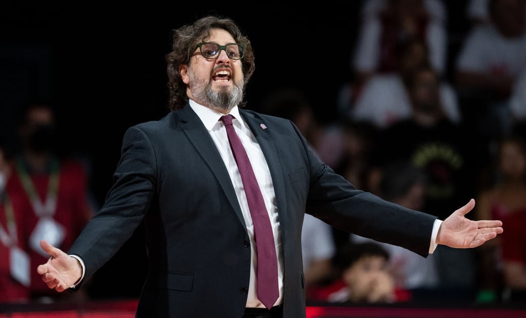 Der Trainer der Basketballer des FC Bayern München: Andrea Trinchieri verfolgt ein Spiel am Spielfeldrand.