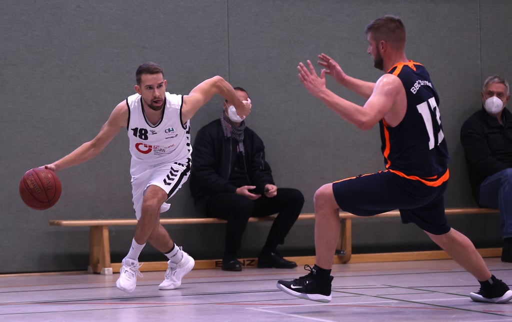 Max Brennecke (l.) war mit 15 Punkten bester Scorer des USC gegen den SSC Südwest Berlin.