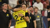 Dortmunds Trainer Edin Terzic umarmt seinen Torschützen Jude Bellingham.