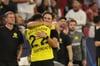 Dortmunds Trainer Edin Terzic umarmt seinen Torschützen Jude Bellingham.