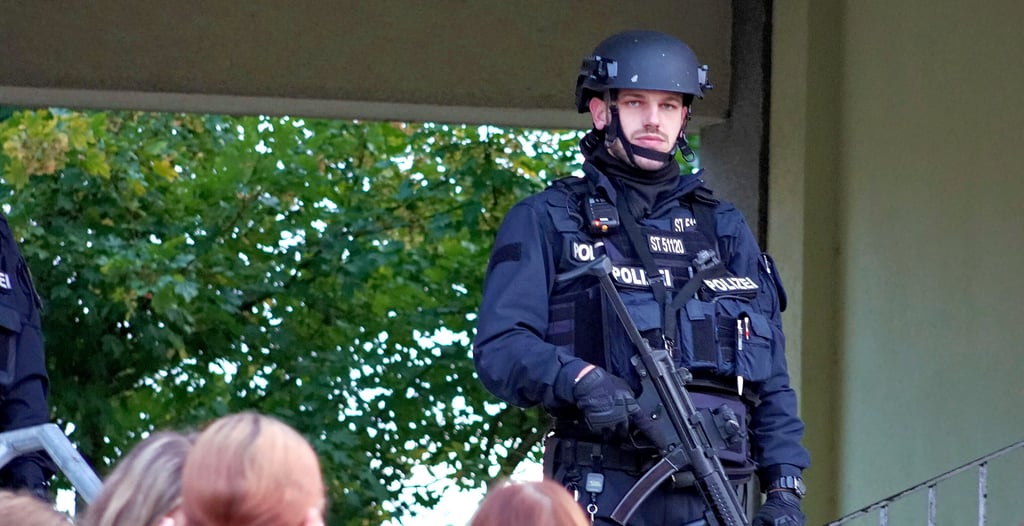 An der Drömlingschule in Oebisfelde hat es seit dem Dienstagabend einen Einsatz der Polizei gegeben. Noch am Mittwochmorgen waren alle Eingänge der Schule durch schwer bewaffnete Polizisten gesichert.