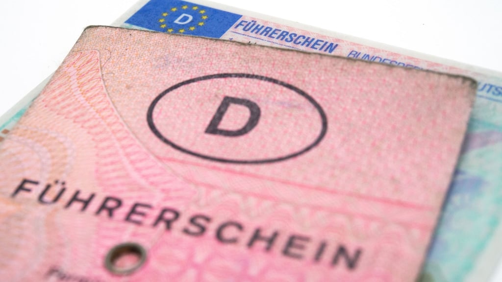 Prozess wegen Fahren ohne Führerschein Angeklagter kommt per Auto