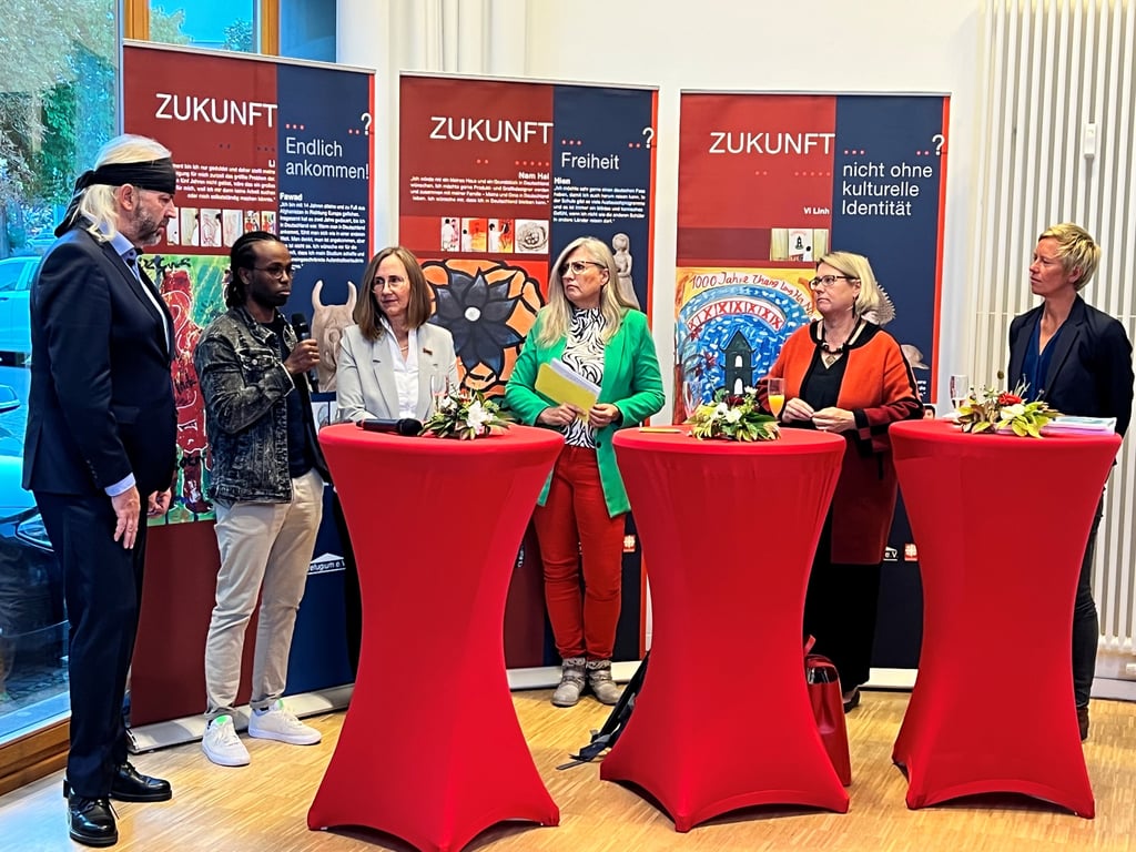 Gesprächsrunde anlässlich des 25. Jahrestages der Gründung von "refugium" (v. l.) Vormund Roland Bartnig, Flüchtling Yussuf Ahmed Abdullahi, Monika Schwenke, Leiterin der Abteiling Migration und Integration beim Caritasverband, Moderatorin Annette Schneider-Solis, Staatssekretärin im Ministerium für Arbeit, Soziales, Gesundheit und Gleichstellung und Daniela Rohleder, Referentin beim Bundesfachverband für unbegleitete minderjährige Flüchtlinge.