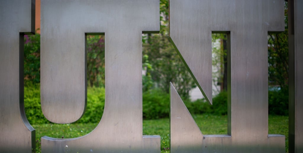 „Uni“ ist in großen Lettern am Zugang zur Otto von Guericke Universität zu lesen.
