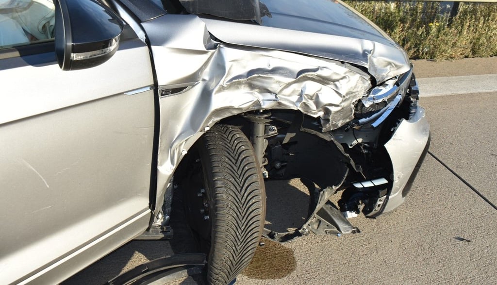 Unfall mit Kettenreaktion auf der A9 bei Wolfen: Eines der beschädigten Autos von der A9