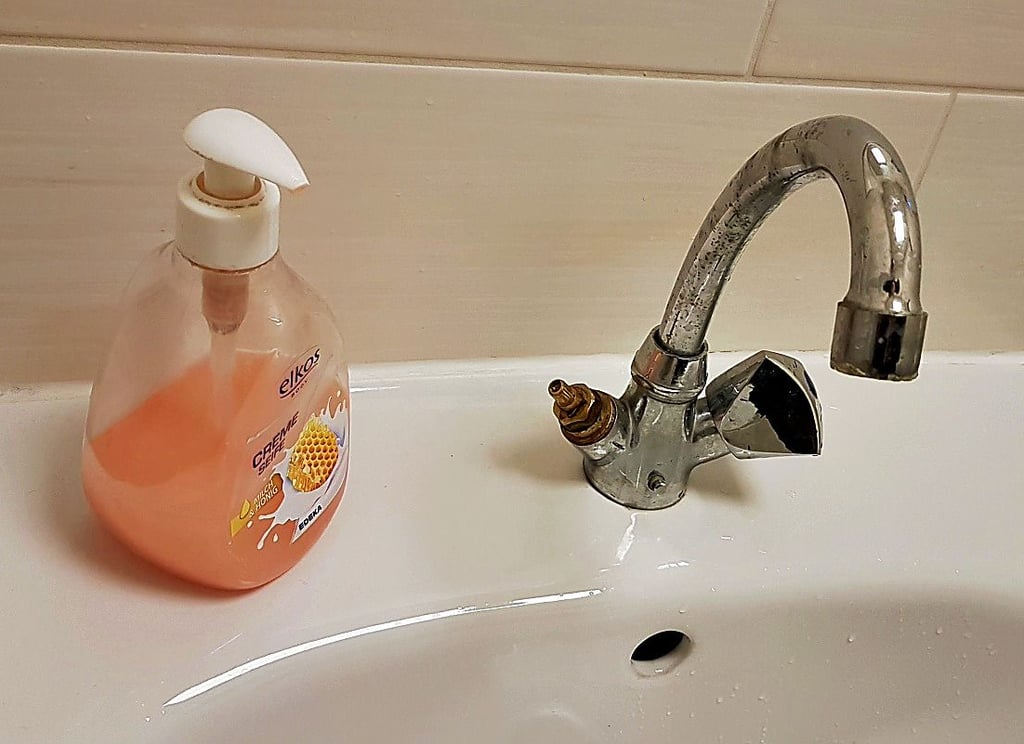 Nein, da waren keine Vandalen am Werk. Warmes Wasser gibt es in den Rathaustoiletten nicht mehr.