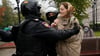Polizisten nehmen bei Protesten in Moskau eine Frau fest.