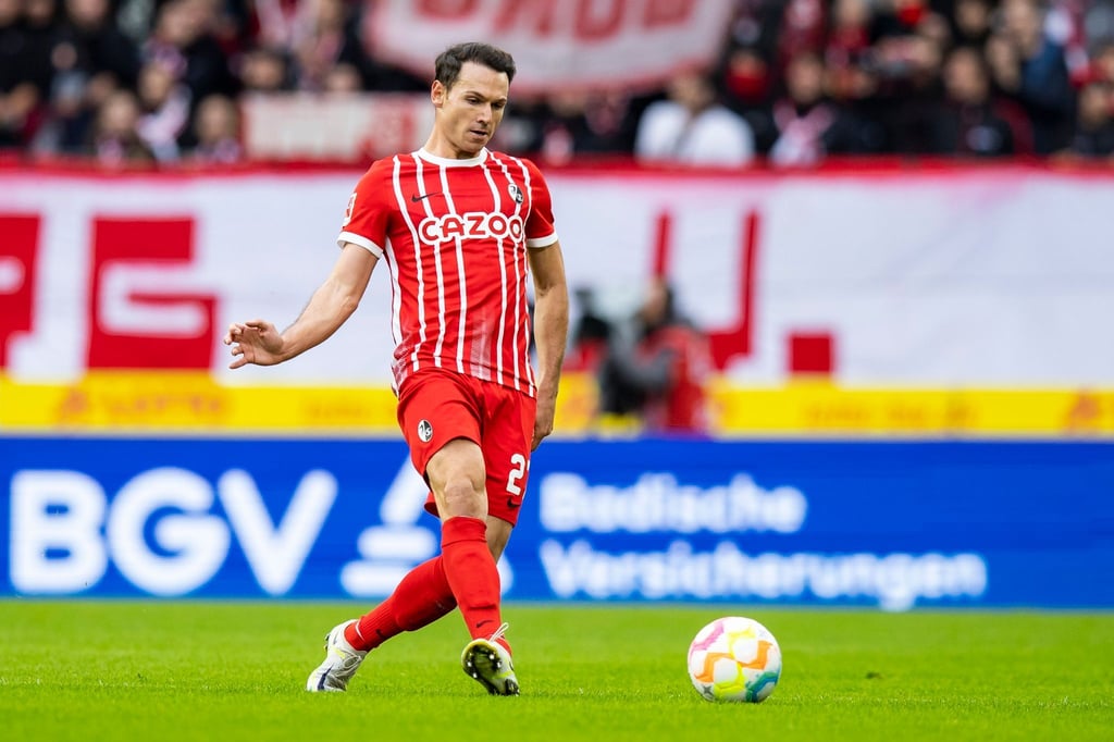 Freiburgs Nicolas Höfler passt den Ball zu einem Mitspieler.