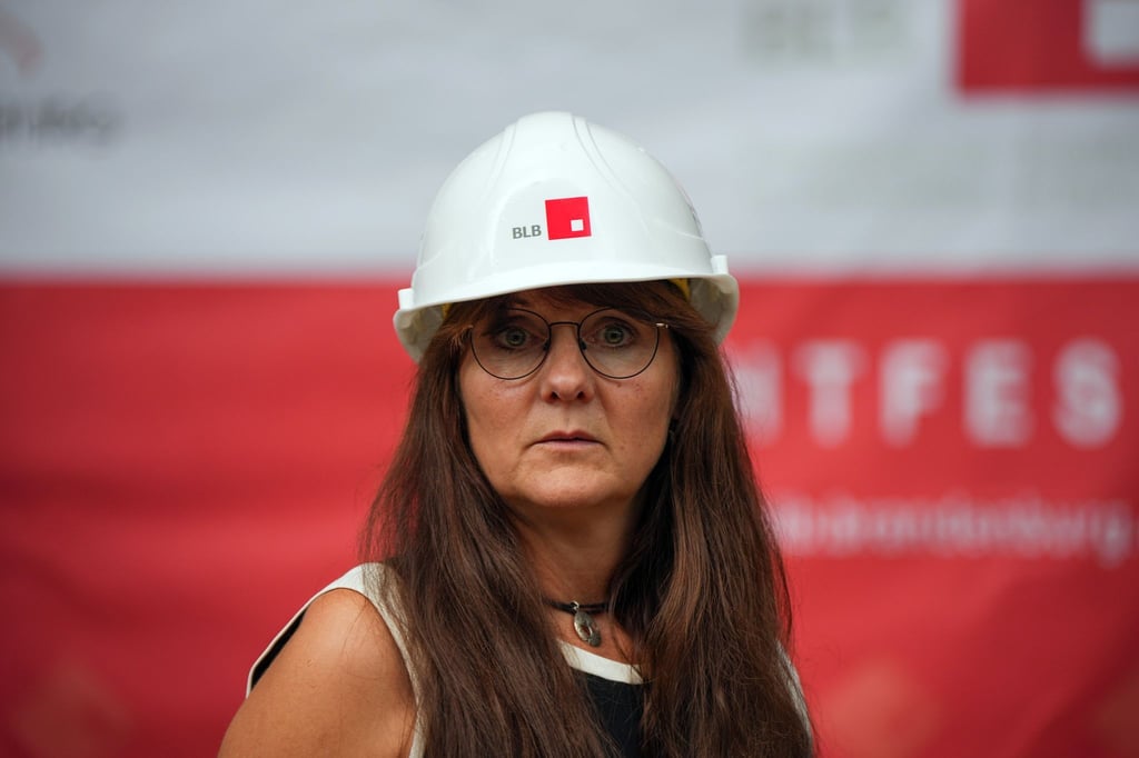 Katrin Lange (SPD), Brandenburger Ministerin der Finanzen, während des Richtfestes.