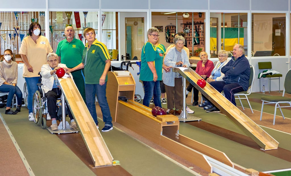 Die Senioren des Alten- und Pflegezentrums „Alte Schule“ Osterfeld kommen regelmäßig auf die Kegelbahn des Kegelvereins Grün-Gelb Osterfeld. Ein spezielle Abrollvorrichtung erleichtert ihnen dabei das Führen der Kugel.