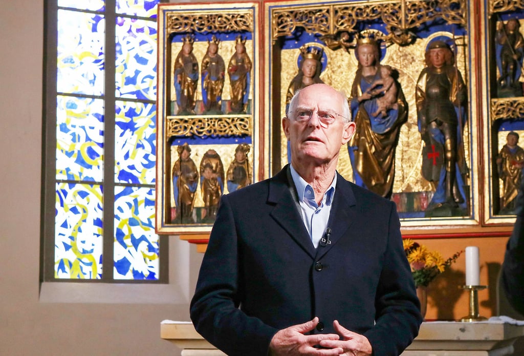 Tony Cragg in der Kirche Großbadegast: Mit seinen Fensterentwürfen hat er die Farbwelt blau-gelb aufgegriffen und ist zufrieden mit dem Resultat.