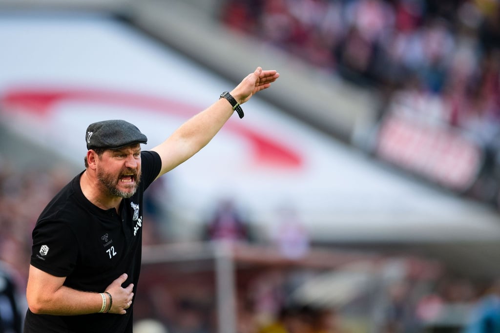 Kölns Trainer Steffen Baumgart gestikuliert an der Seitenlinie.