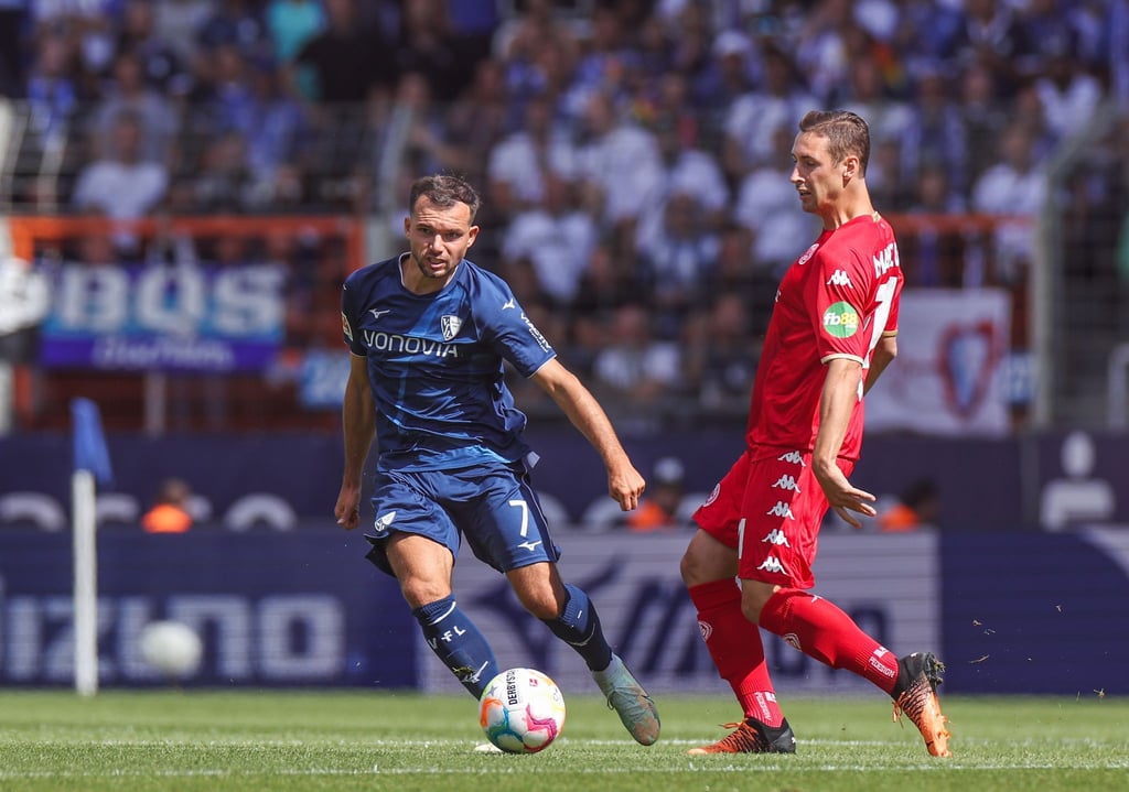 Bochums Kevin Stöger (l) im Zweikampf mit dem Mainzer Dominik Kohr.