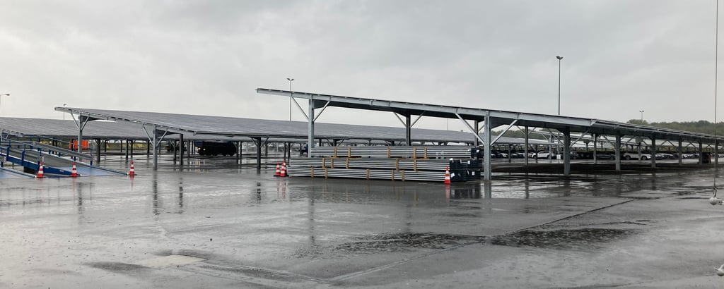 Die Fahrzeuge werden unter diesen Carports mit Solardächern stehen.