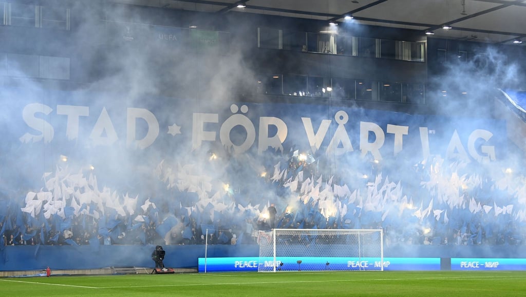 Malmö-Fans zünden Pyrotechnik und machen Stimmung auf der Tribüne.