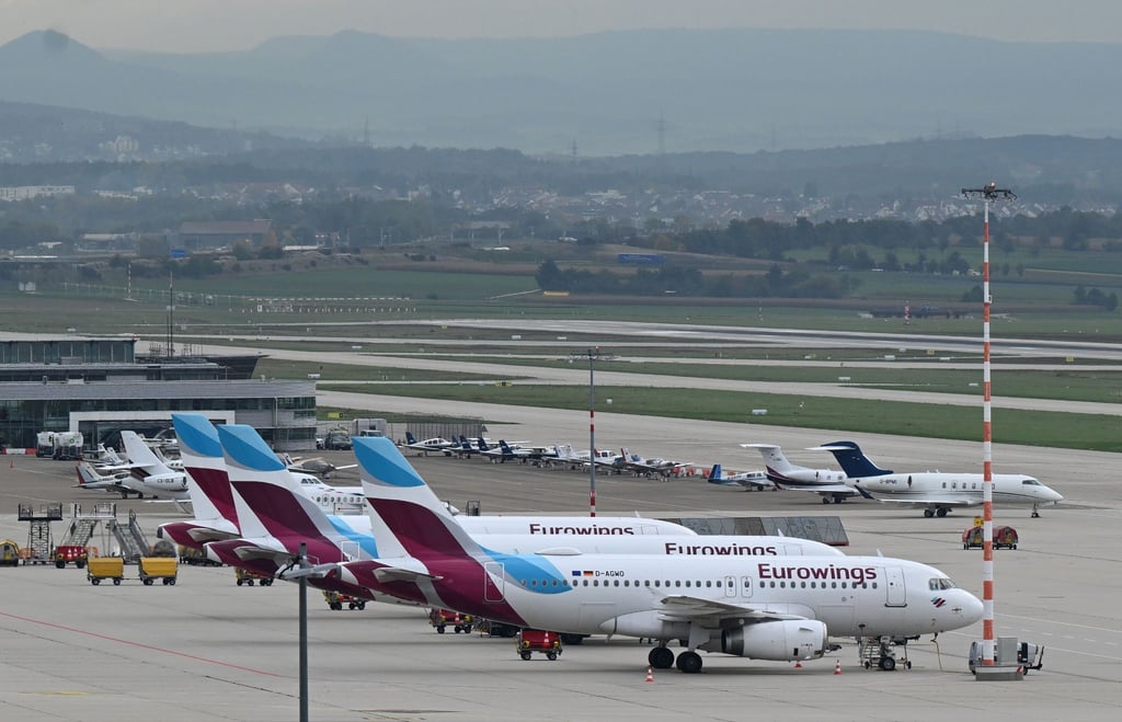 Maschinen der Fluggesellschaft Eurowings stehen geparkt auf dem Vorfeld.