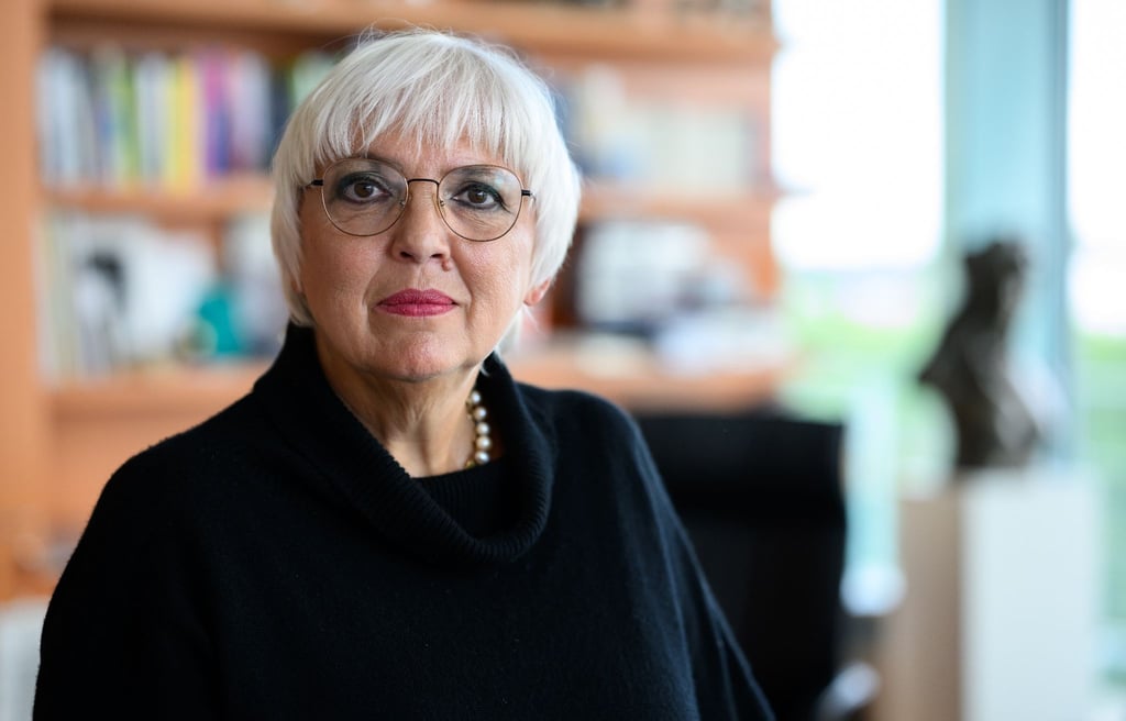 Claudia Roth (Bündnis 90/Die Grünen), Staatsministerin für Kultur, in ihrem Büro im Bundeskanzleramt.