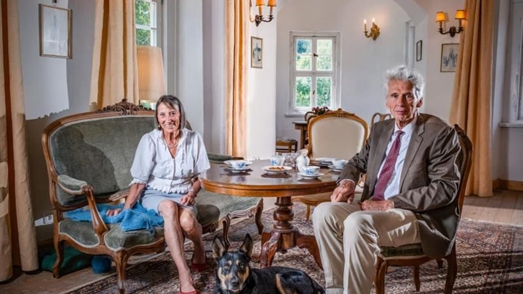 Pendeln zwischen den Welten: Franz Pacher von Theinburg und seine Frau Hemma sind seit 2007 auf dem Schloss im Saalekreis.