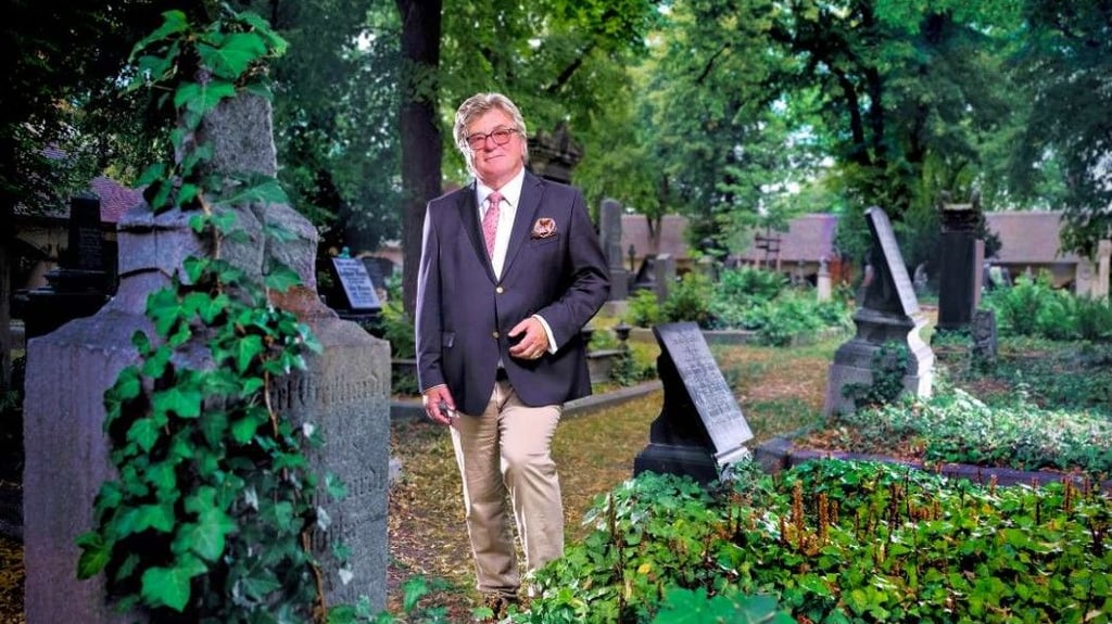 Dietrich v. Stein-Lausnitz, Vorsitzender „Der Deutsche Adel“ e. V., auf dem Stadtgottesacker in Halle.