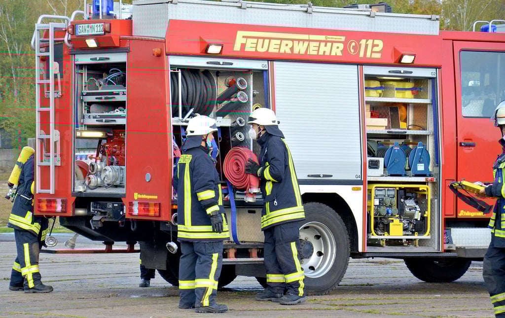 Die Kameraden der Kalbenser Feuerwehr kommen gern ihrer ehrenamtlichen Arbeit nach. Doch was passiert, sollte kein neues Gerätehaus gebaut werden? Sind die Kameraden im alten Domizil, in dem die Unfallkasse seit langem Mängel kritisiert, dann weiterhin versichert?