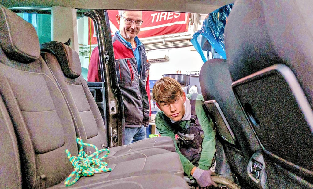 Auch das Auto-Aussaugen gehört zu den Aufgaben von Pascal Marx. Dabei wird er manchmal auch von Michael Dörfel persönlich überprüft.