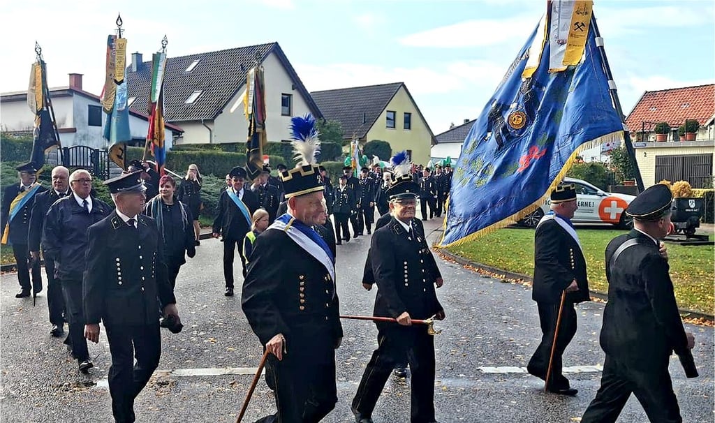 Beim Festumzug anlässlich 125 Jahre Schacht Marie in Beendorf vereinigten sich Bergleute mit anderen Vereinen und Institutionen, um vom Schacht zum Schulplatz zu marschieren.