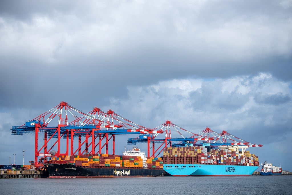 Containerschiffe liegen am JadeWeserPort Wilhelmshaven.
