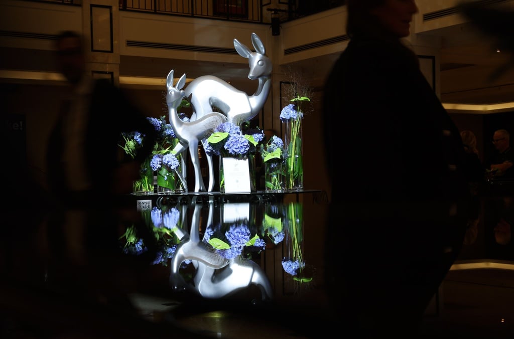Bambi-Figuren stehen bei der Tribute-to-Bambi-Veranstaltung im Hotel Berlin Central District.