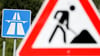 Ein Schild weist auf eine Baustelle auf einer Autobahn hin.