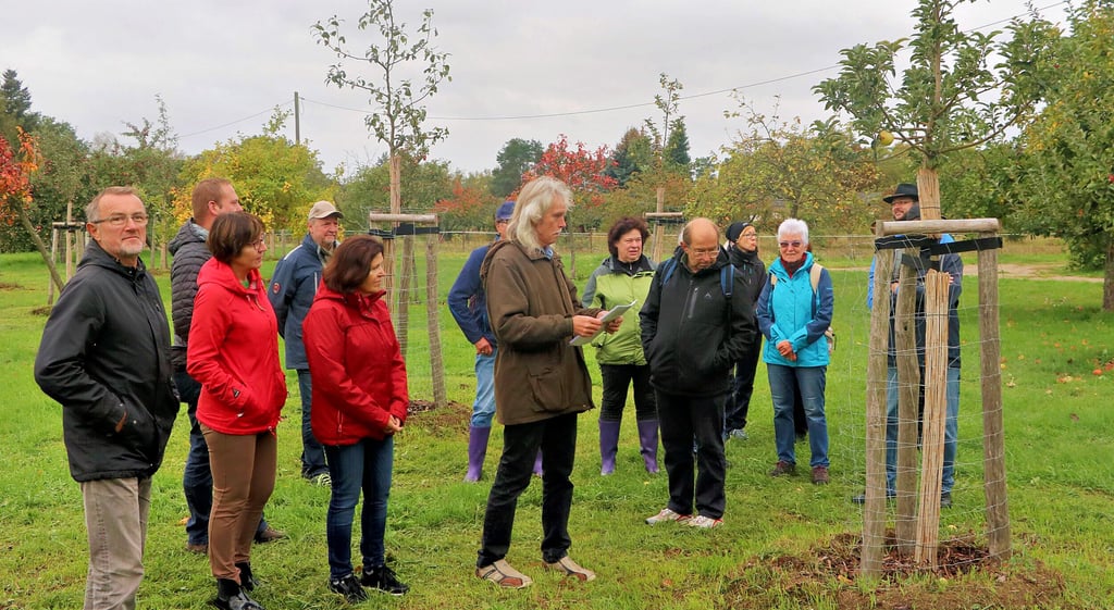 Der Naturschutzbund hat am Montag, dem Tag der Deutschen Einheit, zu einem Treffen auf die Streuobstwiese auf dem Himmelsberg eingeladen. 
