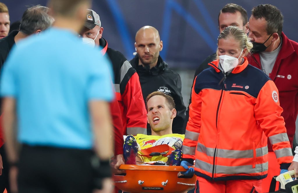 Leipzigs Torwart Peter Gulacsi wird verletzt vom Platz getragen.
