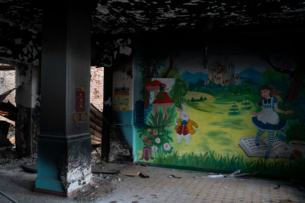 Ein Wandgemälde ziert eine Wand in einer stark beschädigten Schule in der durch ukrainische Streitkräfte zurückeroberten Stadt Lyman.
