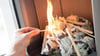 Der Ofen muss beim Anzünden der ersten Ladung Holz schnell auf hohe Temperaturen im Innenraum kommen, sonst stößt er viel Feinstaub aus.