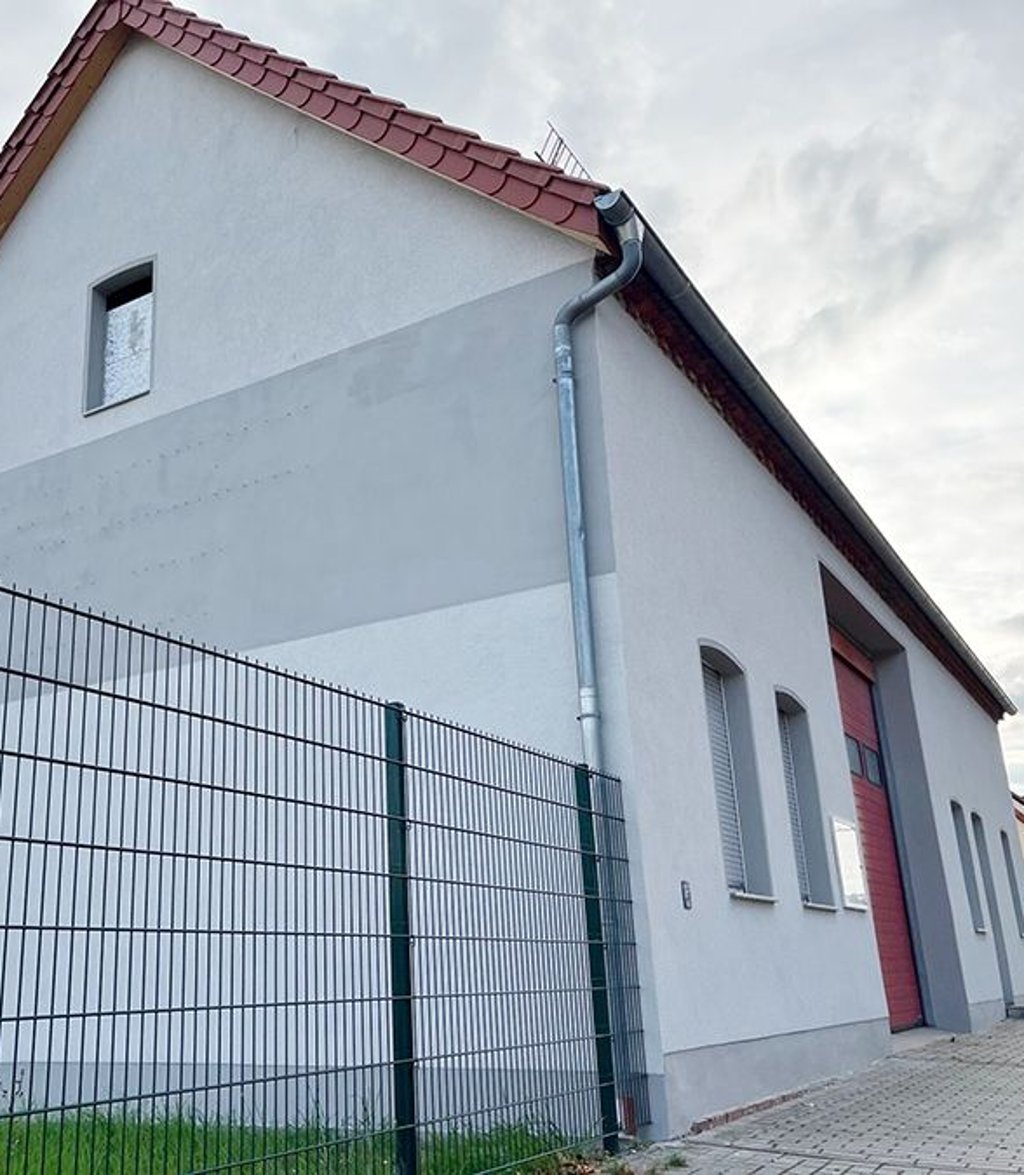 Frisch verputzt ist das Gerätehaus der Freiwilligen Feuerwehr in der Orangeriestraße von Mosigkau.