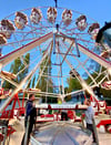Der Campingplatz in Bernburg verwandelt sich gerade in einen Rummelplatz. Dieser ist Kulisse des Kinofilms „Spuk unterm Riesenrad“. Herzstück ist das 22 Meter große Riesenrad des Schaustellerbetriebs Nier aus Kassel.